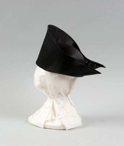 null Elégant chapeau vers 1920, forme inspiree du bicorne ; taff etas de soie noir,...
