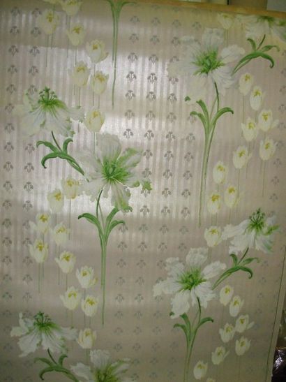 null Papier peint à fleurs, vers 1900, fond satine a fines rayures grises ; decor...