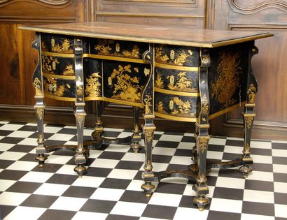 null Important bureau Mazarin en bois laqué or sur fond noir dans le goût de la Chine,...