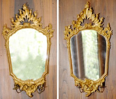 null Paire de miroirs à deux bras de lumières en bois sculpté et doré. (Glaces rapportées)...
