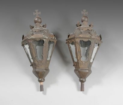 null Deux lanternes en métal repoussé à six cotés en parties vitrés et un dôme, à...