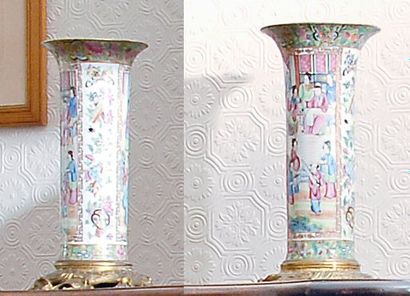null Paire de vases cornet en porcelaine de Canton monture en bronze ciselé et doré....