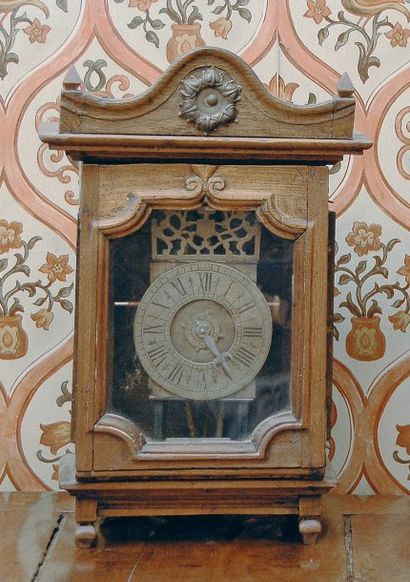 null Horloge lanterne en bois naturel mouvement à poids. XVIIe siècle. H. : 43 cm,...