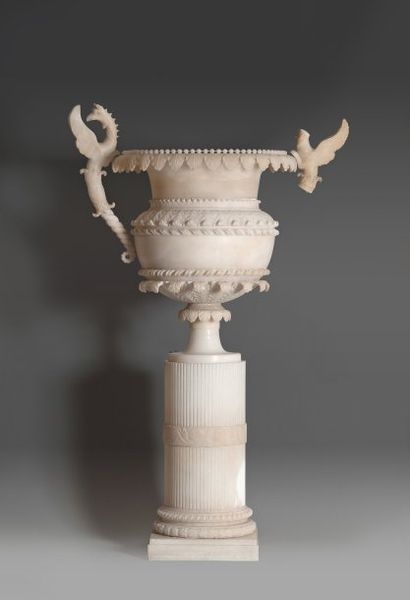null Grand vase à piédouche en albâtre sur sa colonne. Les anses à tête de chimère....