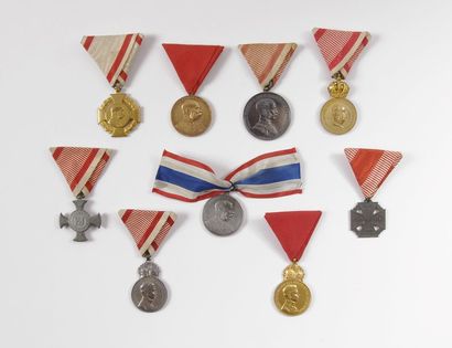 null Autriche - Lot de neufs médailles et décorations. Métal, bronze, avec ruban...
