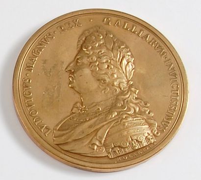null Louis XIV, roi de France. Médaille en bronze doré, signée F. Molart, à l'effigie...