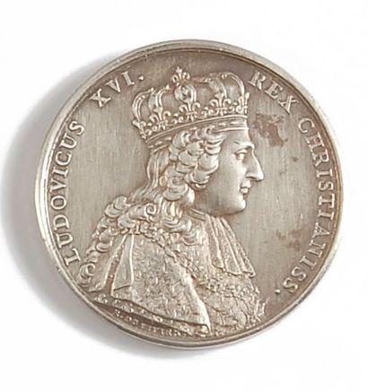 null Louis XVI, roi de France. Médaille en argent, signée Duvivier, à l'effigie d'un...