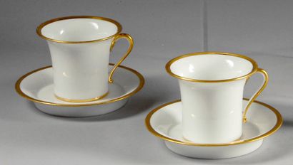 null Lot de deux tasses à café en porcelaine blanche, à bordure dorée, du service...