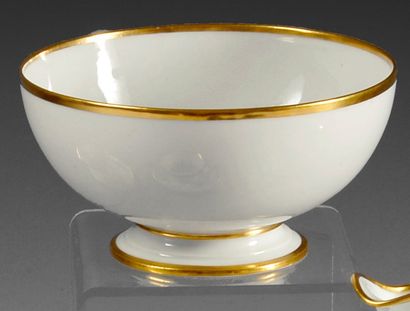 null Grand bol en porcelaine blanche, à bordure dorée, du service de Charles X. Marque...