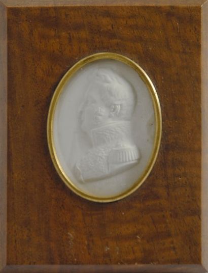 null Louis-Philippe, roi des Français. Médaillon ovale contenant un profil en plâtre...