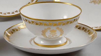 null Tasse à thé en porcelaine blanche du Service de Princes à décor central du chiffre...