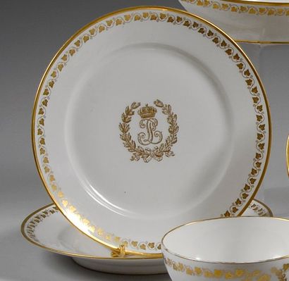 null Lot de deux assiettes en porcelaine blanche du Service de Princes à décor central...
