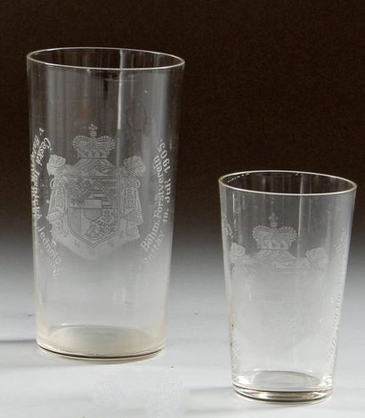 null Lot de deux verres en cristal gravé aux armes d'une Famille princière, entourées...