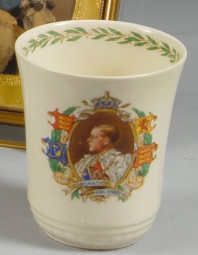 null Lot de deux gobelets commémoratifs : un du jubilé du roi George V de Grande-Bretagne...