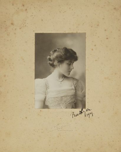 null * Lady Rose Bowes Lyon (1890-1967). Portrait photographique de Naudin, la représentant...