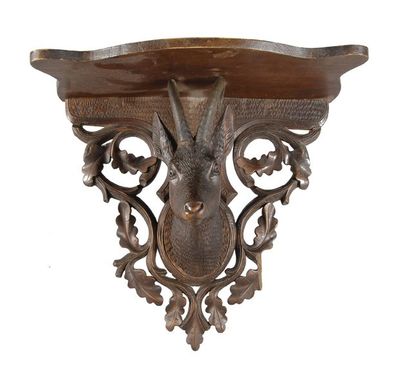 null Console en bois sculpté à décor d'une tête de chamois. H. : 39 cm .