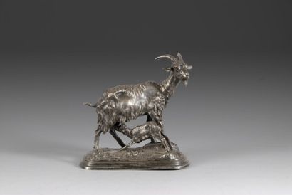 PARMENTIER (1818-1874) Chèvre et chevreau Bronze à patine argenté. H. : 22,5 cm