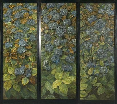 Madeleine LEMAIRE (1845 - 1928) Rare paravent à trois feuilles orné d'Hortensias...