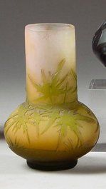 Emile GALLE (1846- 1904) Petit vase à panse renflée, épreuve en verre doublé vert...
