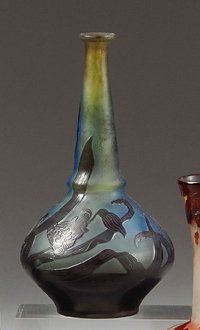 Emile GALLE (1846 1904) Vase à long col resserré, épreuve en verre doublé mauve sur...
