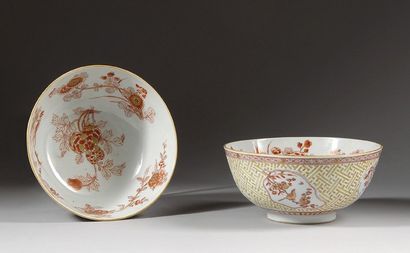 JAPON Paire de bols en porcelaine à décor de vannerie en relief et cartouches feuillagé....