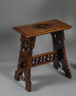 null Tabouret en chêne et noyer sculpté à deux pieds de style troubadour. Epoque...