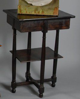 null Petite table de salon en bois noirci de style Louis XIII les pieds cannelés...