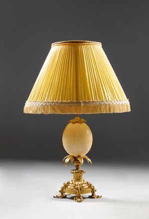 null Pied de lampe en bronze doré figurant un ananas le corps formé d'un oeuf d'autruche....