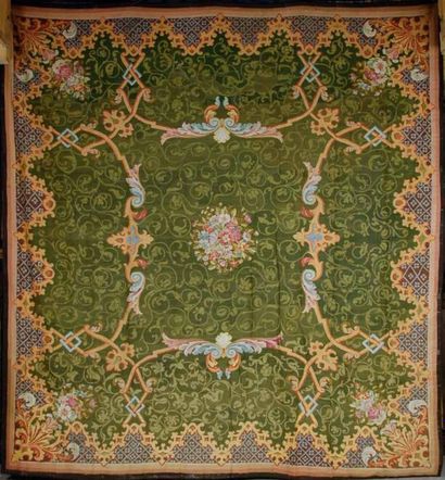 Aubusson Important tapis en laine à fond vert, à motifs de rinceaux feuillagés. Motif...