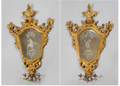 null Belle paire de miroirs en bois sculpté et doré orné de coquille lambrequins,...