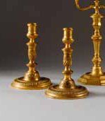 null Paire de flambeaux en bronze ciselé et doré. (Usures). Style Régence, XIXe siècle...