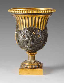 null Vase Médicis en bronze ciselé patiné et doré, à décor de feuilles d'acanthes...