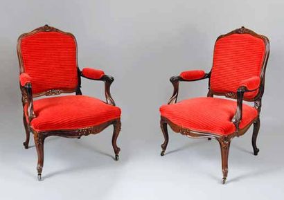 null Paire de grands fauteuils en palissandre sculpté et mouluré de style Louis XV,...