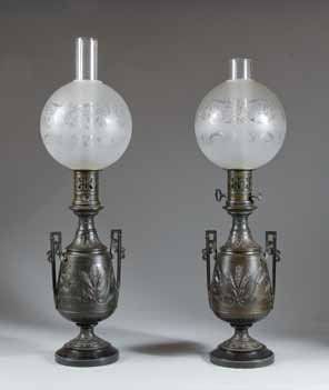 null Paire de lampes à pétrole en bronze patiné en forme de vase couvert à décor...