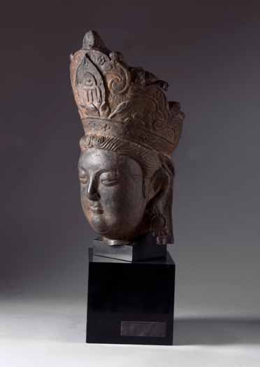 null Importante tête de Bodhisattva en pierre. Le visage aux traits réguliers est...