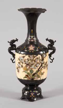 JAPON Rare vase en type Shibayama à décor de nacre, Epoque Meiji. H. : 19 cm