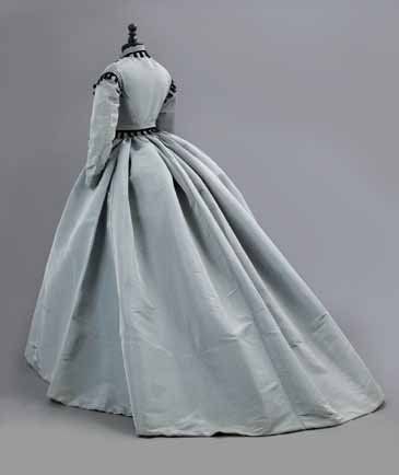 null Robe vers 1865, en gros de Tours de soie gris-bleu, corsage taille haute fermé...
