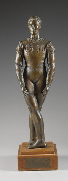 Ecole du XXème siècle. Buste de Anton Dolin (1904-1983). Bronze patine dorée, sur...