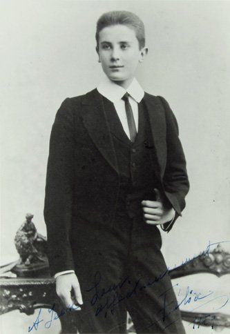 Félix, prince Youssoupoff. Portrait photographique le représentant jeune homme, avec...