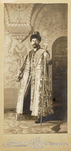 Bal à la cour impériale. Portrait photographique de Levitsky à Saint-Pétersbourg,...