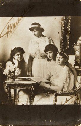 Grandes-duchesses de Russie. Rare portrait photographique, représentant les quatre...