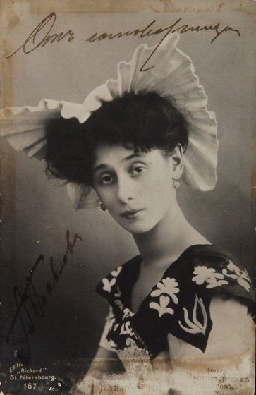 PAVLOVA Anna (1881-1931). Portrait photographique sur papier carte postale avec signature...