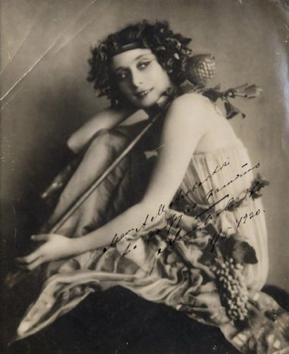 PAVLOVA Anna (1881-1931). Portrait photographique de F. Riel, avec signature autographe...