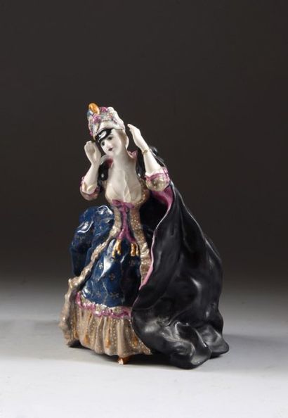 null La dame au masque, personnage en porcelaine polychrome, d'après Constantin Somoff....