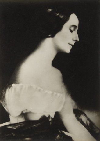 PAVLOVA Anna (1881-1931). Portrait photographique la représentant de profil. Tirage...