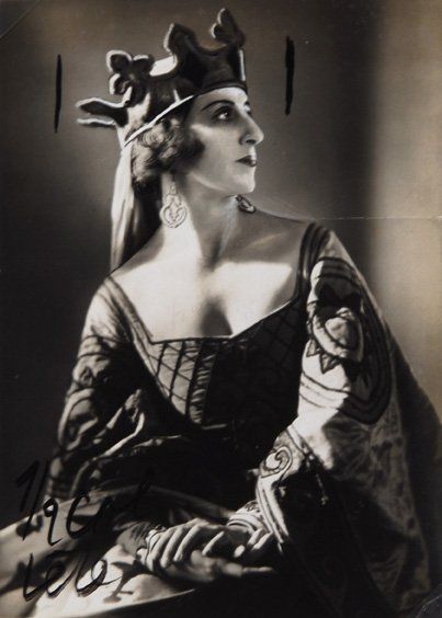 TCHERNICHEVA Lubov (1890-1976). Portrait photographique de Joan Craven, à Londres....