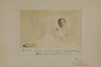 KARSAVINA Tamara (1885- 1978). Portrait photographique de Bassano à Londres avec...