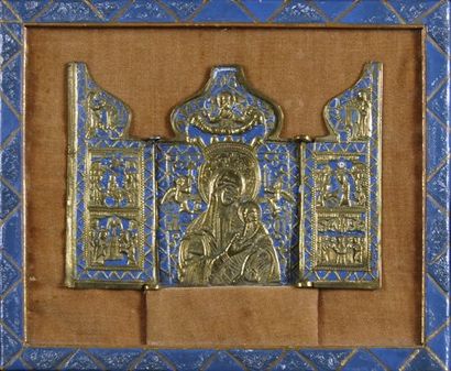 null Triptyque en bronze à fond émaillé bleu, représentant la « Vierge de la Passion...