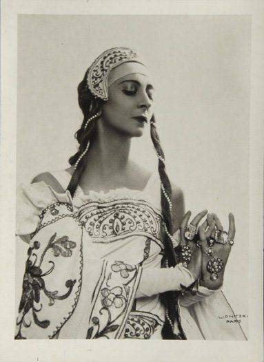 TCHERNICHEVA Loubova. Portrait photographique, du studio Lipnitzki à Paris, dans...