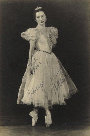 LEPECHINSKAIA Olga (1916-2008). Carte postale photographique avec signature autographe...
